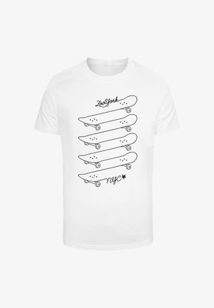 T-shirt bianca in cotone con una grafica nera di skateboard impilati, con il testo "ZooYork" e "NYC" in caratteri corsivi e in grassetto.