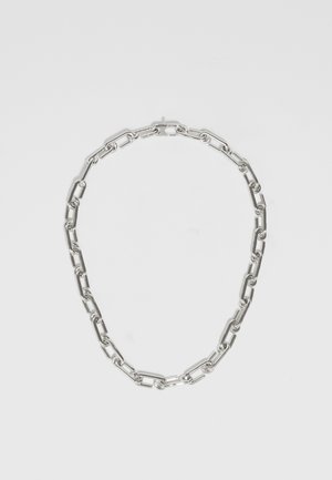 Collar de cadena de metal plateado con eslabones alargados, que presenta una textura suave y un acabado pulido, adecuado para uso casual o formal.