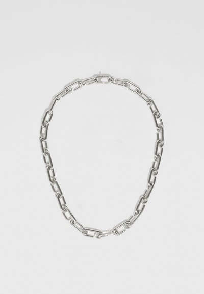 Collier en métal argenté avec des maillons allongés, doté d'une texture lisse et d'une finition polie, adapté à un usage décontracté ou formel.
