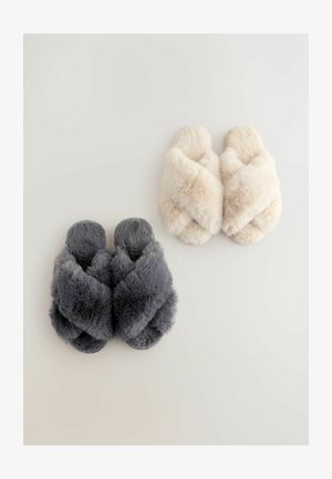 Kapcie z imitacji futra w odcieniach szaro-kremowych, z krzyżującym się wzorem, miękką teksturą i zaokrąglonym czubkiem. Miękki, przytulny wygląd idealny do noszenia w domu.
