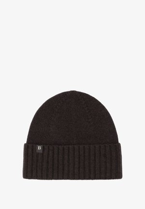 Berretto a maglia marrone scuro con orlo a coste e una leggera texture. Presenta un piccolo etichetta rettangolare del marchio sul davanti.