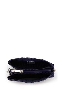 Navy modrá zipová peněženka s texturovanou látkou, dvojitými přihrádky a malým stříbrným kovovým doplňkem. Vnitřek má pruhovaný vzor.