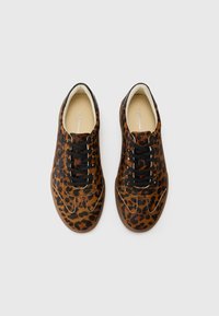 Leopardmønstrede sneakers med sorte snørebånd, lavet af ruskind, rund tå og gummisål; har syede detaljer på siderne.