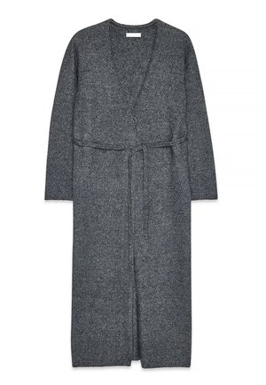 Cardigan largo gris de punto con cinturón anudado en la cintura y cuello de escote en V profundo, con mangas largas y bajo recto.