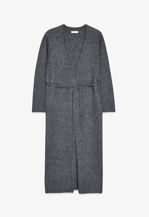 Lange grijze gebreide cardigan met een ceintuurstrik in de taille en een diepe V-hals, voorzien van lange mouwen en een rechte zoom.