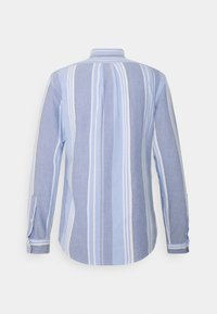 Bakvy av en ljusblå långärmad skjorta med vita vertikala ränder, tillverkad av ett mjukt material, med knäppta manschetter och rak fåll.