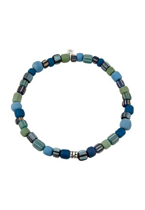 Strækarmbånd med runde og cylindriske perler i forskellige nuancer af blå og grøn, nogle stribede, med en lille sølvdetalje.