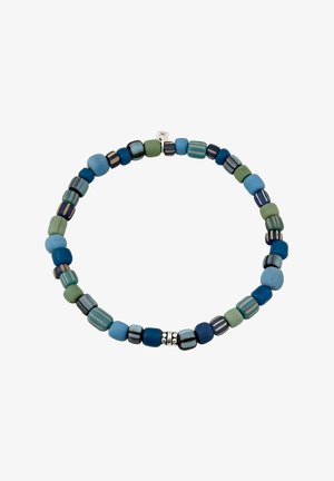 Strækarmbånd med runde og cylindriske perler i forskellige nuancer af blå og grøn, nogle stribede, med en lille sølvdetalje.