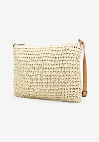 Clutch in paglia intrecciata di colore crema, forma rettangolare piatta, superficie texture e una tracolla in pelle marrone. Dettaglio della chiusura con zip visibile.