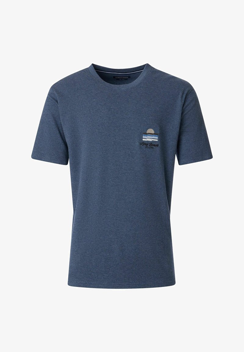 Blaues kurzärmliges Baumwoll-T-Shirt mit Rundhalsausschnitt, das ein kleines bedrucktes Sonnen- und Wellenmotiv in Weiß und Beige auf der linken Brust zeigt.