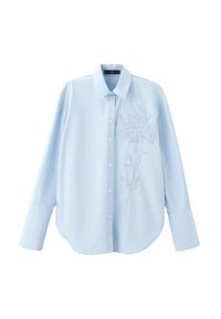 Cămașă albastru deschis cu nasturi, mâneci lungi, cu broderie florală pe partea stângă, textură fină și tiv rotunjit.