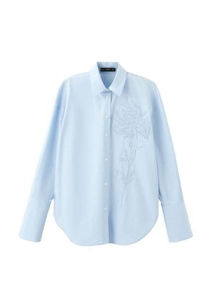 Svetlo modra srajca z dolgimi rokavi in gumbi, okrašena z rožnim vezenjem na levi strani, z gladko teksturo in zaobljenim robom.