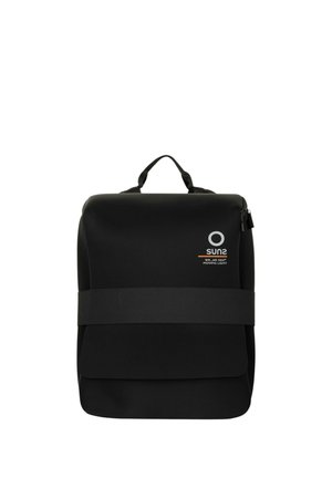 Zaino rettangolare nero con manico superiore, tasca frontale, ampia fascia orizzontale e logo bianco con la scritta "suns WE-AR 360° MOVING LIGHT."