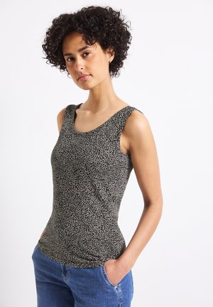 Top con stampa leopardata in un morbido tessuto elasticizzato. Presenta una scollatura rotonda e spalline larghe. Abbinato a pantaloni di jeans blu.