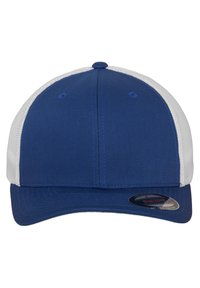 Blå basebollkeps med en solid blå front och vit meshbak; har en böjd skärm och ett snapback-stängning. Texturerat tyg över hela kepsen.