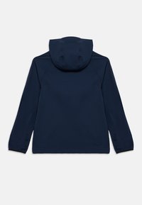 Tmavě modrá bunda s kapucí, má dlouhé rukávy a elastické manžety, vyrobená z lehké látky, navržená pro praktičnost a pohodlí.