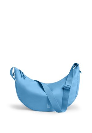 Borsa a tracolla azzurra chiara a forma di mezzaluna con tracolla regolabile e chiusura con cerniera, con etichetta "GOT BAG" sul davanti.