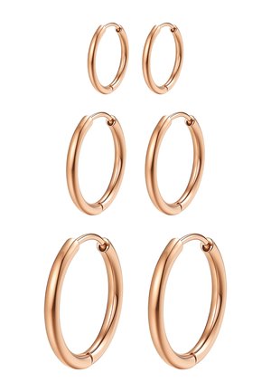 Trois paires de boucles d'oreilles créoles en or rose poli, en petites, moyennes et grandes tailles sur fond blanc.