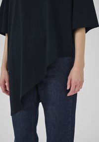 My Essential Wardrobe ASYMETRIC - T-shirt con stampa - black