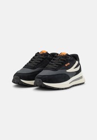 Schwarze und graue Sneakers aus Wildleder und Mesh, mit orangefarbenen Akzenten, einem gepolsterten Kragen und einer strukturierten Sohle für besseren Halt.