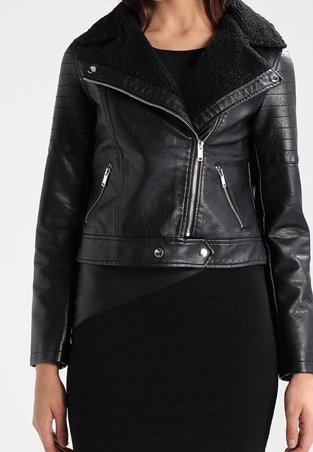 Czarna skórzana kurtka z fakturowanym, futrzanym kołnierzem; wyposażona w srebrne zamki błyskawiczne i pikowane akcenty na ramionach; krótki fason.