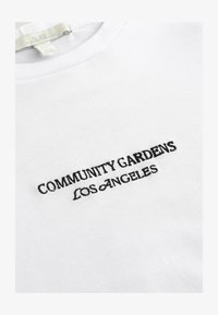 Unselected, white flower back graphic