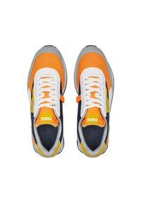 Sportskor med övre del i mesh och textil. Predominerande orange med marinblå och grå accenter. Vita snören och varumärkesdetalj på tungan.