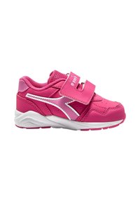 Scarpe sportive rosa realizzate in materiale sintetico con accenti in rete, dotate di due cinturini in Velcro, suola bianca e dettagli di cucitura in contrasto.