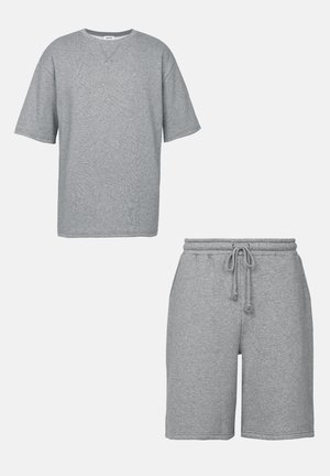 Grijze katoenen t-shirt met een losse pasvorm en korte mouwen, gecombineerd met bijpassende grijze katoenen shorts met een elastische tailleband en een drawstring.