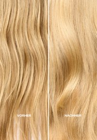 Blond haar weergegeven in twee secties. Links: golvend, getextureerd, iets pluizig. Rechts: glad, steil, gezonde glans. Labels lezen "Vorher" en "Nachher."