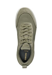 Zapatilla verde oliva con un upper texturizado que combina malla y ante. Cuenta con una suela de goma blanca, cordones redondos y un interior negro con logo.