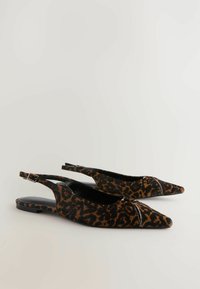 Chaussures à bride en arrière à motif léopard marron et noir avec des bouts pointus, fabriquées en tissu doux, dotées d'une semelle flexible et d'une bride réglable avec boucle.