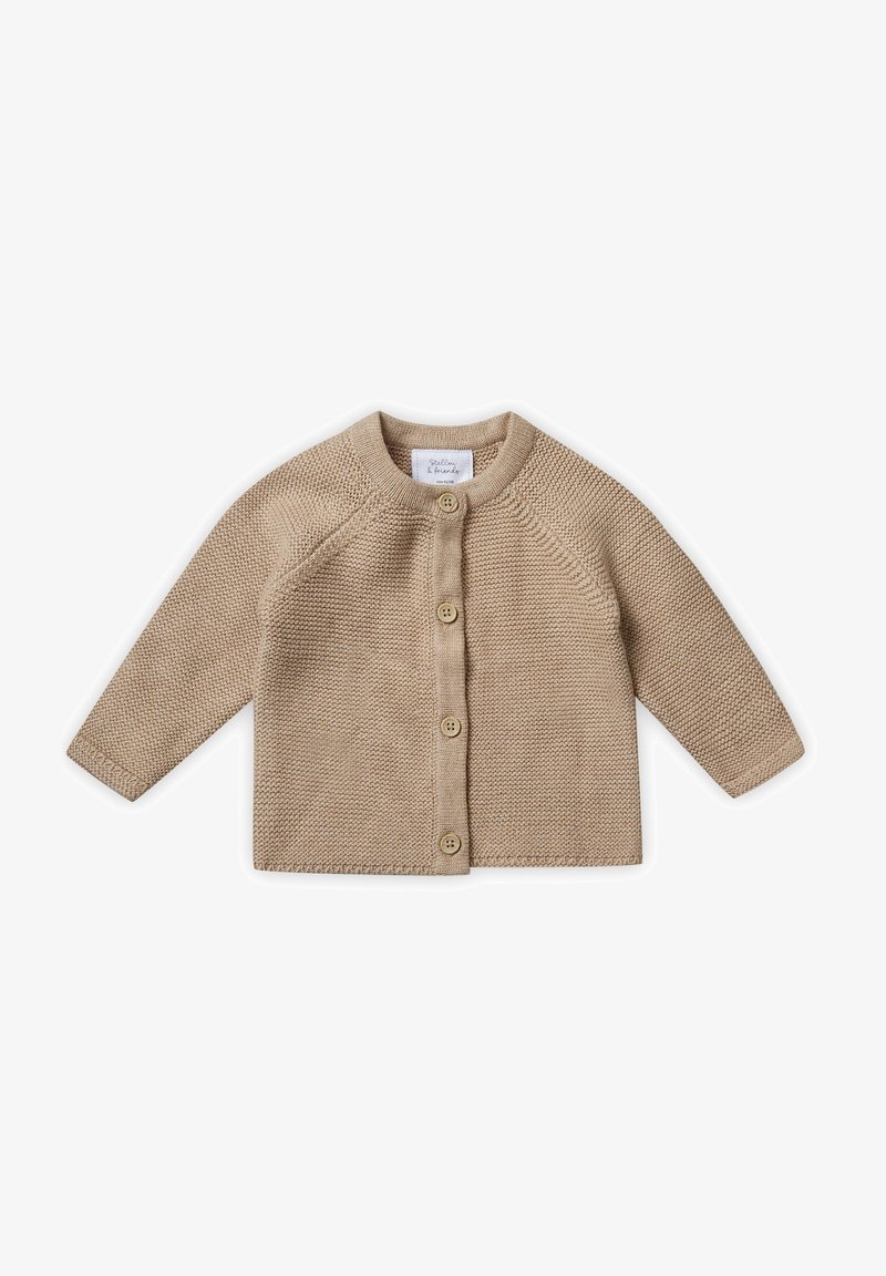 Cardigan en tricot beige avec des manches longues, un col rond et cinq boutons en bois. Présente un motif texturé et des poignets côtelés.