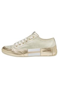 Sneaker in oro metallico con una superficie liscia, presenta lacci bianchi, occhielli dorati e strisce bianche sui lati. Marchio visibile sul tallone.