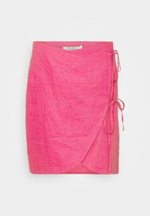 Vaaleanpunainen pellavahame, jossa on sitomisdetaileja oikealla puolella ja kaareva helma. Hameessa on sileä pinta ja kevyt rakenne.