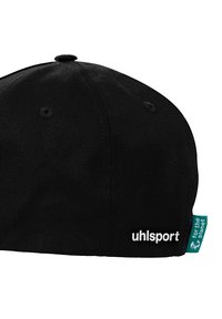 Zwarte pet met een gebogen klep, textielstof en witte borduring van "uhlsport". Voorzien van een teal label met de tekst "for the planet."
