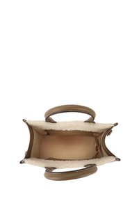 Borsa a mano verde oliva con esterno in pelle liscia, rifiniture in shearling crema e due manici superiori. Presenta un interno spazioso con una tasca con zip.