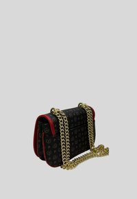 Borsa a spalla nera con motivo e accenti rossi. Presenta una tracolla a catena dorata e una forma rettangolare compatta. Superficie testurizzata con design del logo.