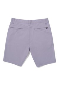 Lila Baumwollshorts mit zwei Gesäßtaschen, Knopfverschlüssen und einem kleinen Markierungslabel. Die Shorts verfügen über einen flachen Bund und einen geraden Schnitt.