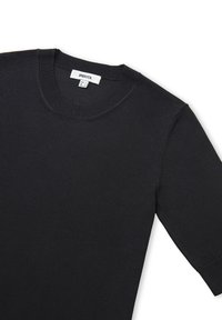 Černý pletený svetr s kulatým výstřihem, krátkými rukávy a žebrovanými detaily na límci. Hladká textura, neformální design.