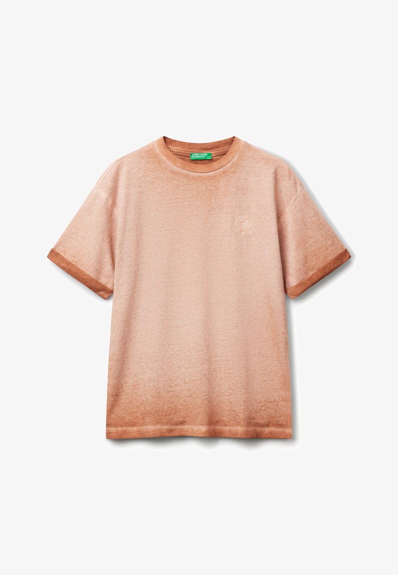 T-shirt rose clair à manches courtes avec une texture douce, encolure ronde et accents rose foncé sur les manches ; petit logo brodé sur la poitrine.