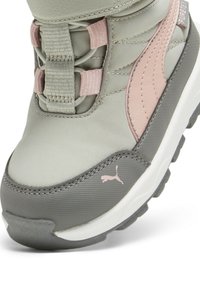 Laars met een grijze en lichtgroene buitenkant, met een gestructureerd materiaal, roze accenten en kantdetails aan de voorkant, rubberen zool voor grip.