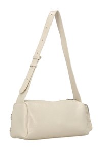 Geantă de umăr de culoarea crem, realizată din piele eco texturată, cu o curea lungă reglabilă și închidere cu fermoar și accesorii metalice.