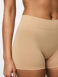 Vaaleat saumatonta korkeavyötäröisiä shortseja, joissa on ribbivyötärö. Pehmeä ja joustava kangas myötäilee vartalon muotoja ilman näkyviä saumoja.