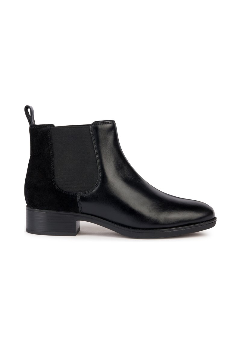 Bottines noires présentant des panneaux en cuir lisse et en daim, des inserts élastiques sur les côtés, une languette de tirage et un petit talon carré. Design classique de chelsea.