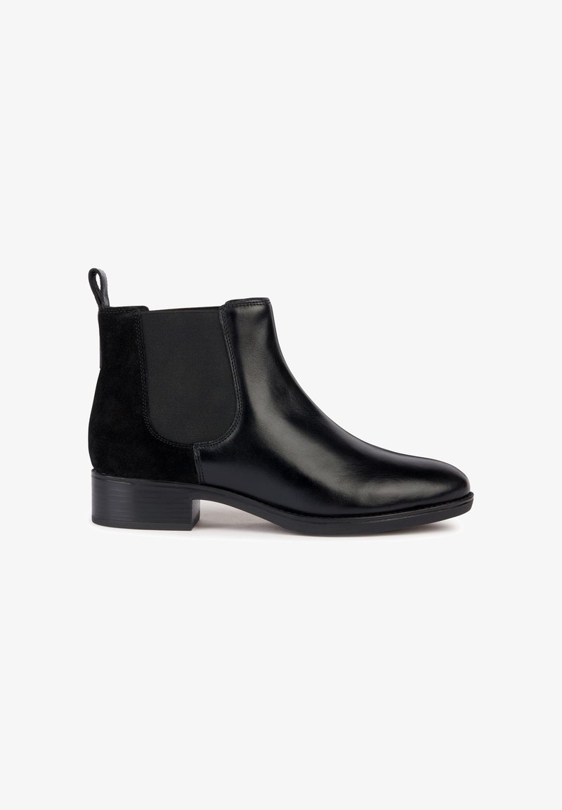 Bottines noires présentant des panneaux en cuir lisse et en daim, des inserts élastiques sur les côtés, une languette de tirage et un petit talon carré. Design classique de chelsea.
