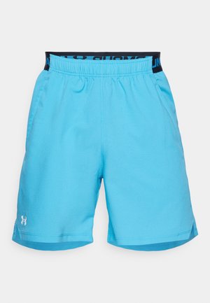 Pantalones cortos deportivos de color azul claro con un acabado texturizado, cinturilla elástica con logotipo negro y aberturas laterales en el dobladillo para mayor flexibilidad.