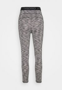 Legíny Nike Pro v žíhaném šedém vzoru, s širokým černým pasem se logem "NIKE PRO", navržené pro výkon a pohodlí.