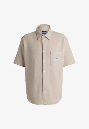 Lühikeste varrukatega nööbiga särk heledast beežist ribakattega kangast, millel on rinnatasku ja HUGO silt. Omab struktureeritud kraed ja regulaarset sobivust.