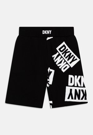 Sorte shorts med elastisk talje, der har hvide "DKNY"-logoer i forskellige størrelser og orienteringer trykt på højre ben og talje.